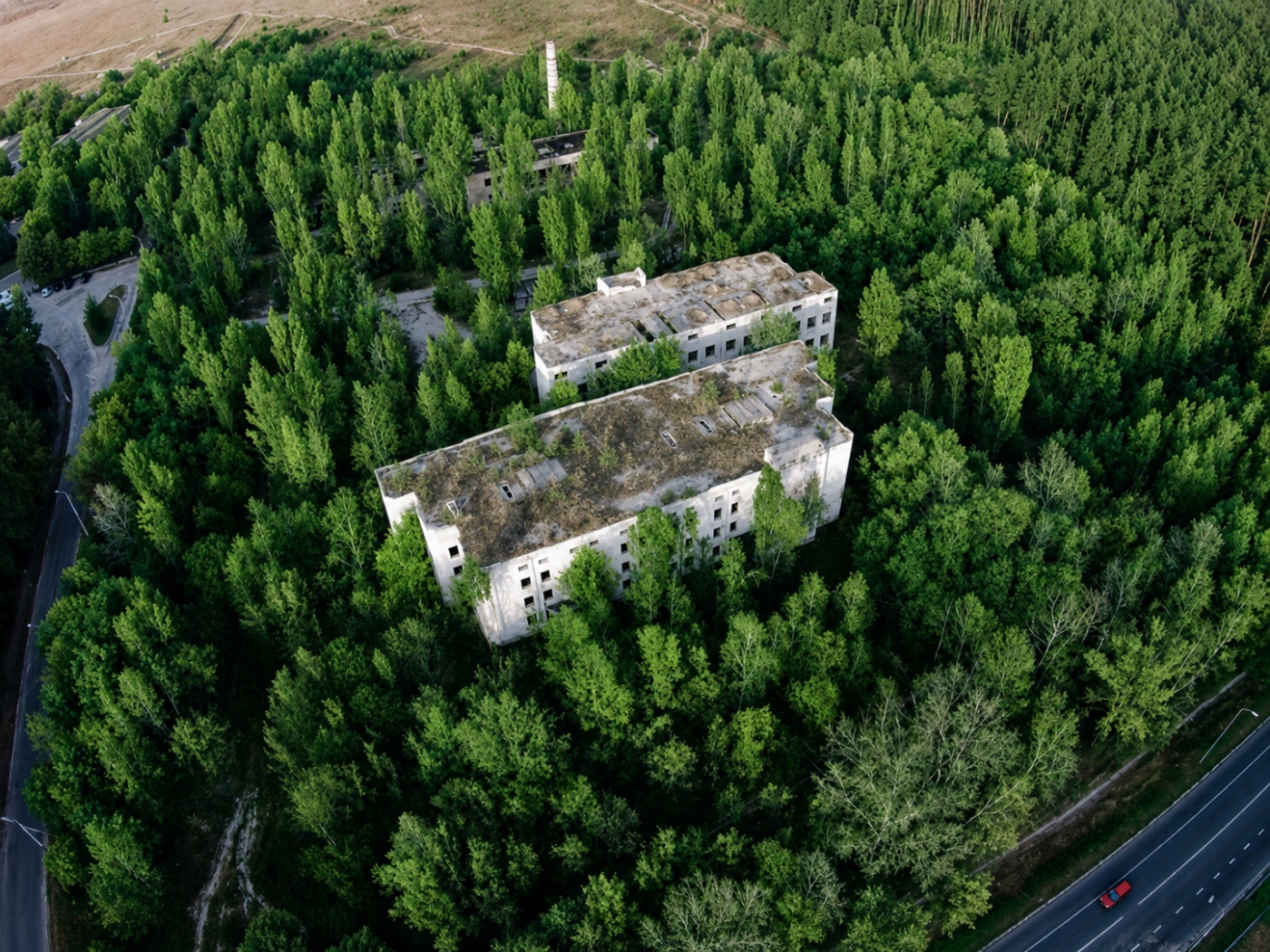 Обʼєкти незавершеного будівництва на ділянці